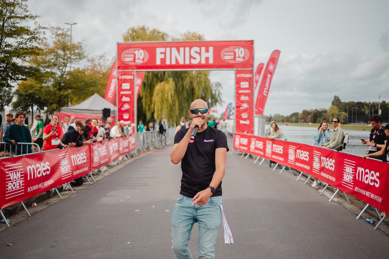 Mica Berkes presenteert de finish van de Gent 10 Miles